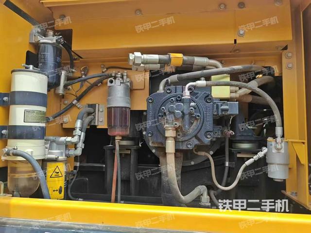 液压泵舱室正面整体(整机外观) 液压泵舱室正面整体(整机外观)