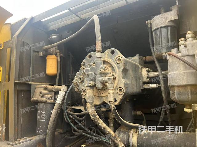 液压泵舱室正面整体(整机外观) 液压泵舱室正面整体(整机外观)