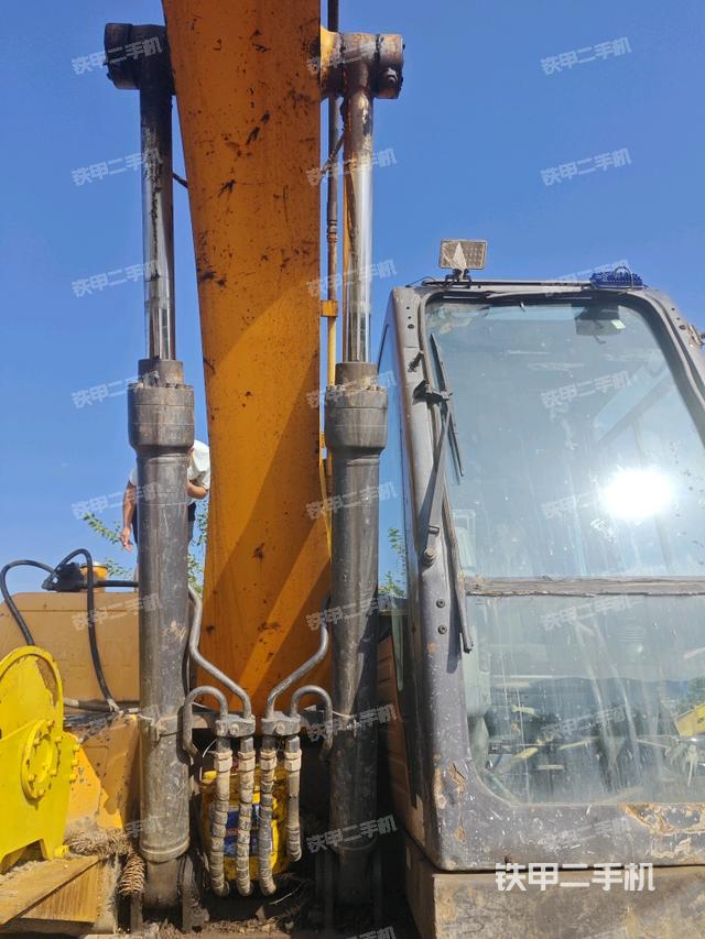 大臂油缸整体 竖拍(工作和回转装置) 大臂油缸整体 竖拍(工作和回转装置)