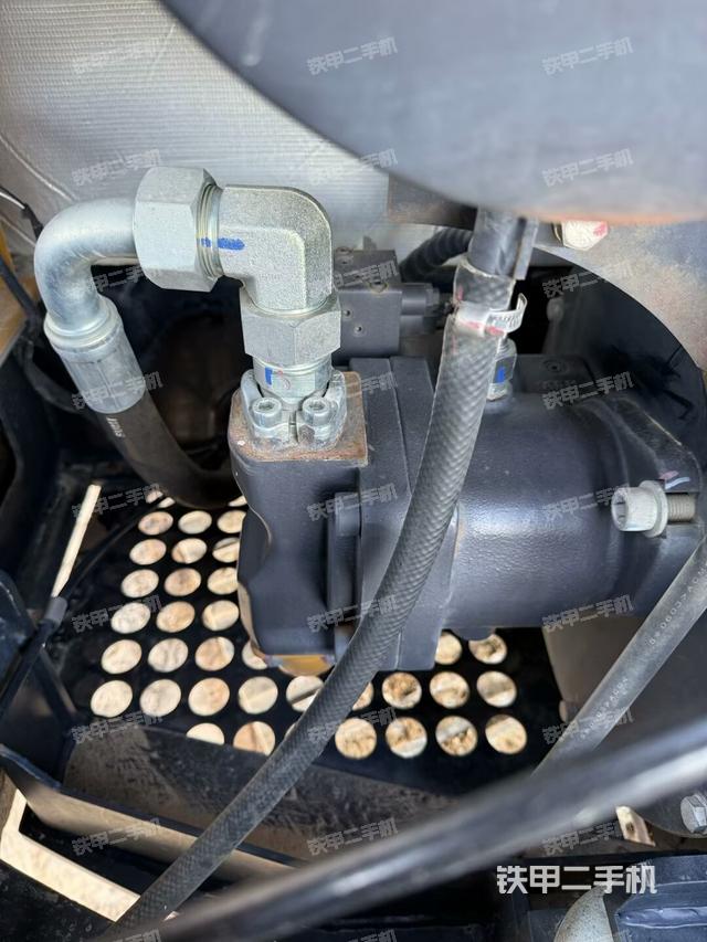 液压泵舱室正面整体（整机外观）