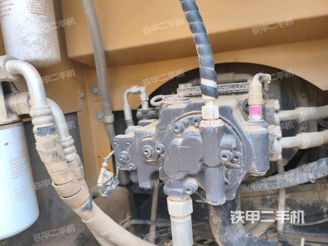 液壓泵艙室正面整體(整機外觀) 液壓泵艙室正面整體(整機外觀)