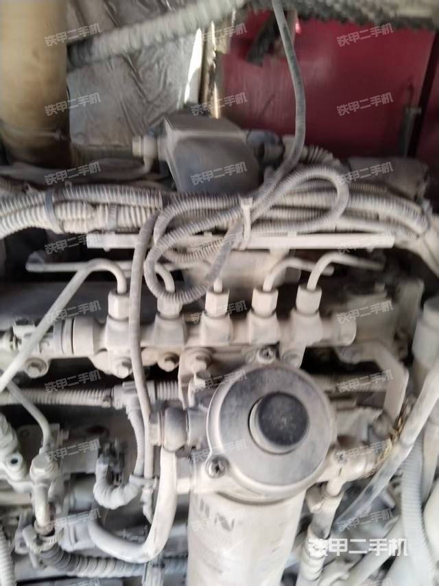 回转马达和主控阀(整机外观) 回转马达和主控阀(整机外观)