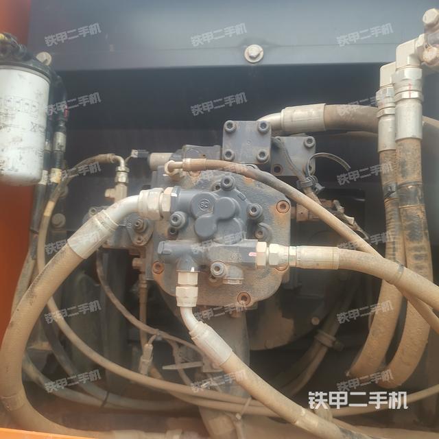 液压泵舱室正面整体（整机外观）