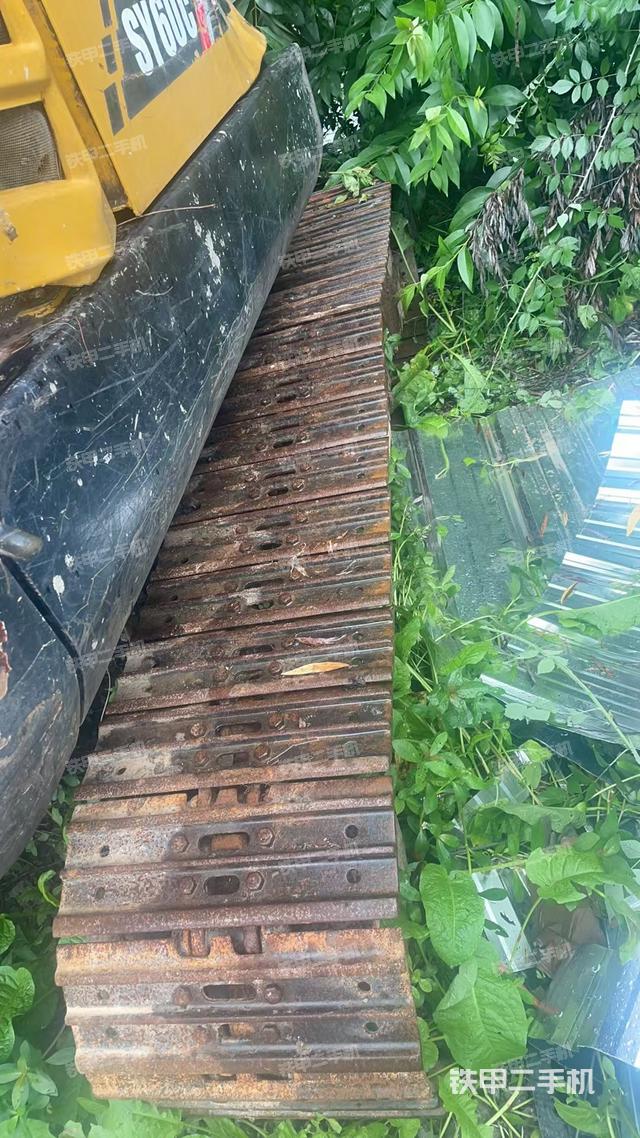 单侧履带整体(整机外观) 单侧履带整体(整机外观)
