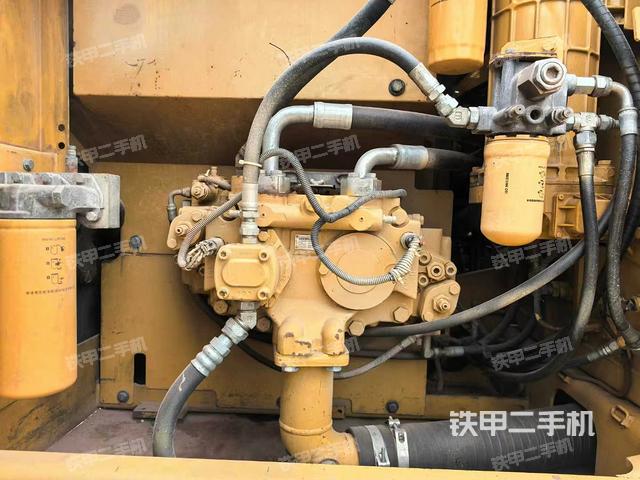 液壓泵艙室正面整體(整機外觀) 液壓泵艙室正面整體(整機外觀)