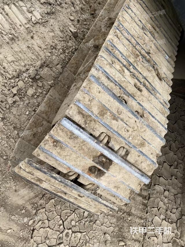 单侧履带整体(整机外观) 单侧履带整体(整机外观)