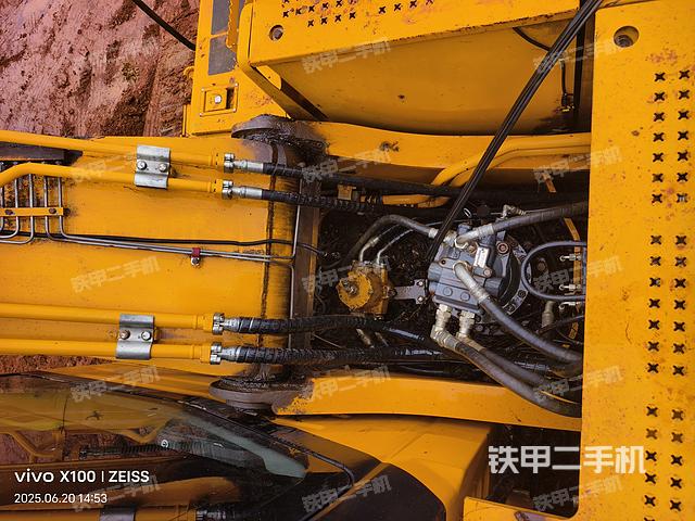 回转马达和主控阀(整机外观) 回转马达和主控阀(整机外观)