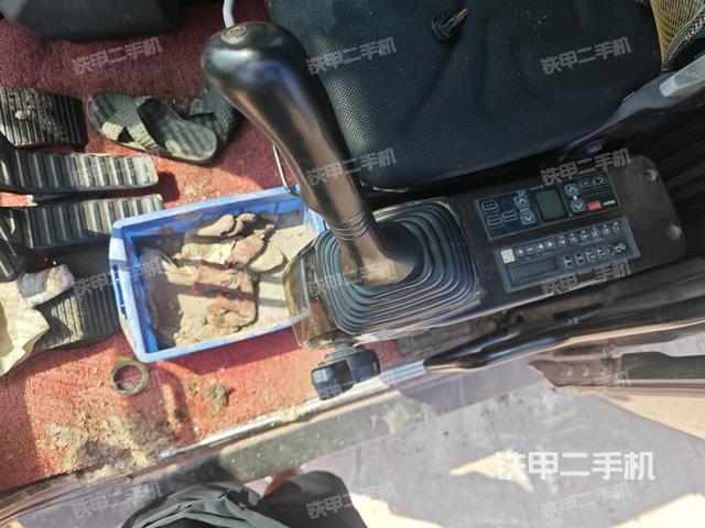 座椅左侧控制台/音响/含左手柄(驾驶室部分) 座椅左侧控制台/音响/含左手柄(驾驶室部分)