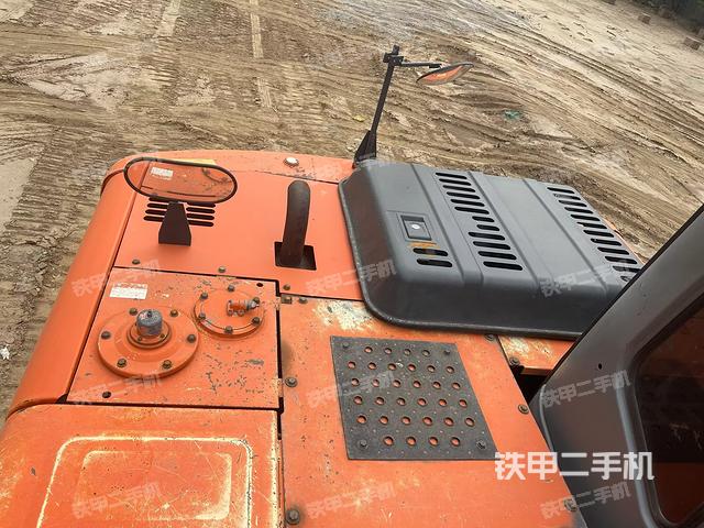 驾驶室顶部(整机外观) 驾驶室顶部(整机外观)