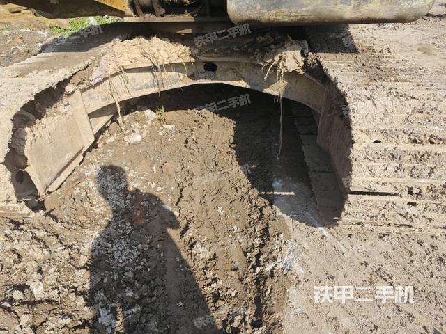 转盘和下车架正前(工作和回转装置) 转盘和下车架正前(工作和回转装置)