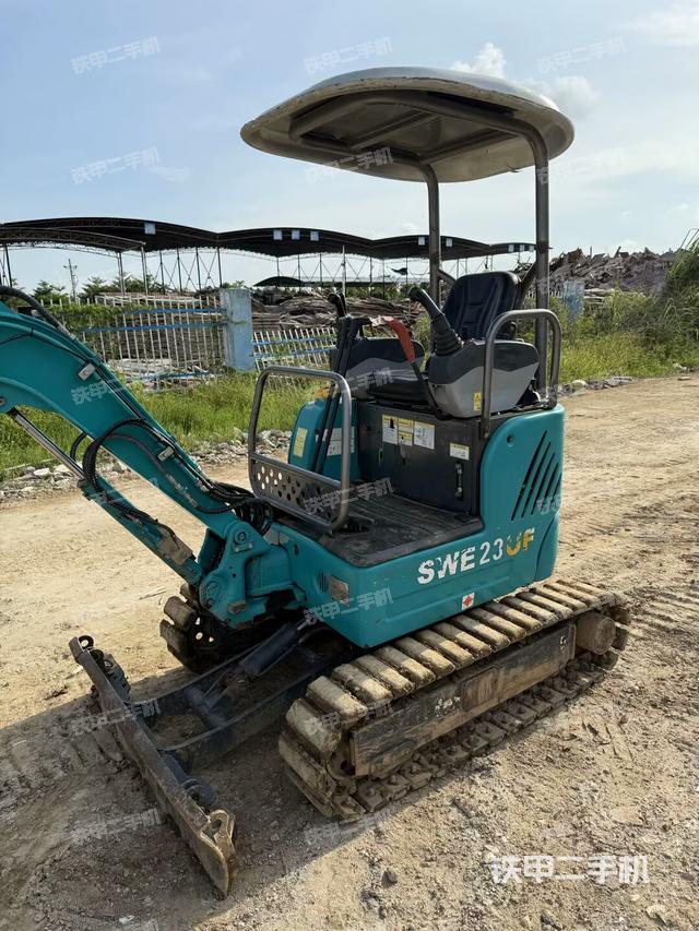 驾驶室顶部（整机外观）