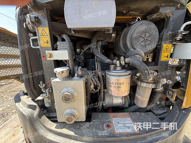 液压泵舱室正面整体（整机外观）