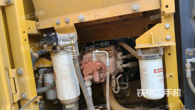 液压泵舱室正面整体(整机外观) 液压泵舱室正面整体(整机外观)