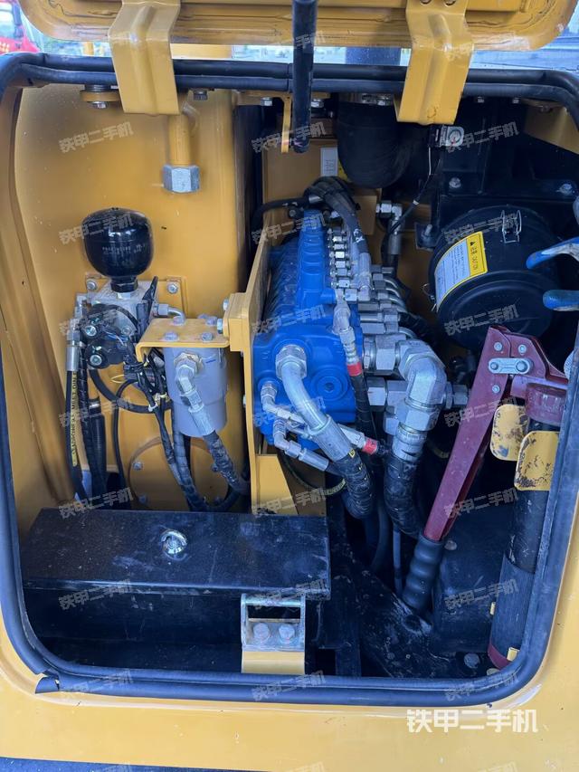 回转马达和主控阀（整机外观）