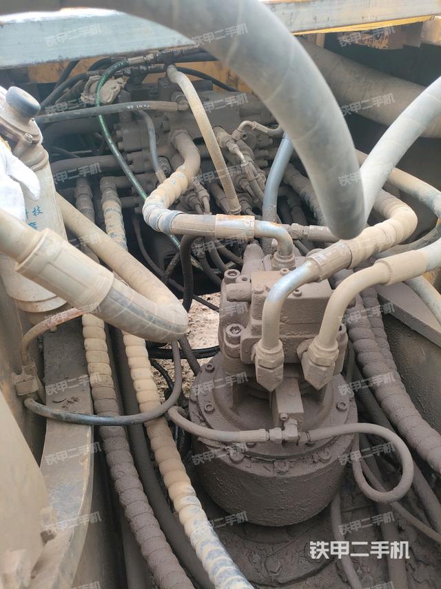 回转马达和主控阀（整机外观）