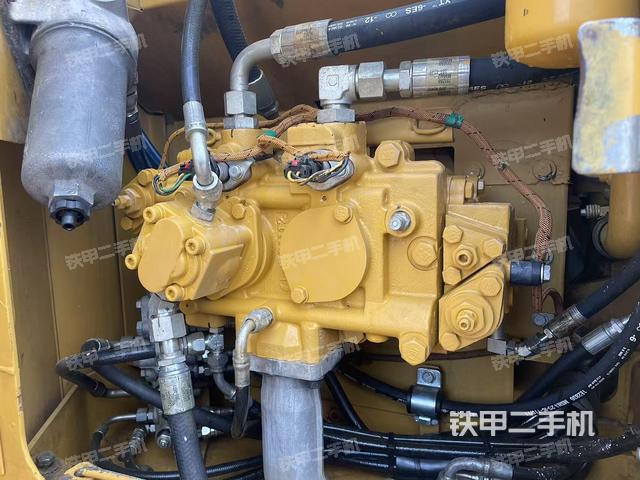 液压泵舱室正面整体(整机外观) 液压泵舱室正面整体(整机外观)