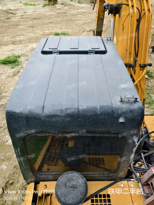 驾驶室顶部(整机外观) 驾驶室顶部(整机外观)