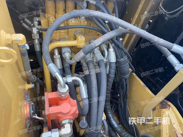 回转马达和主控阀(整机外观) 回转马达和主控阀(整机外观)