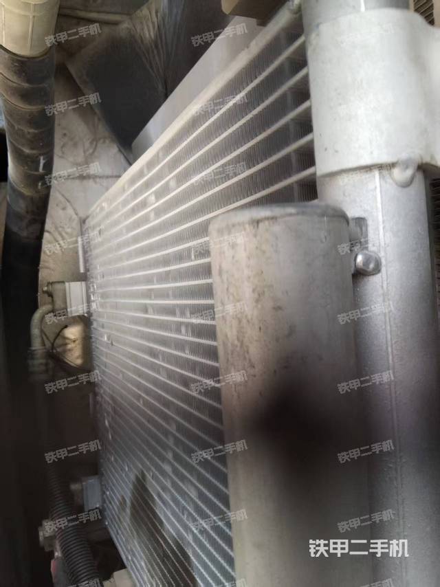 单侧履带整体(整机外观) 单侧履带整体(整机外观)