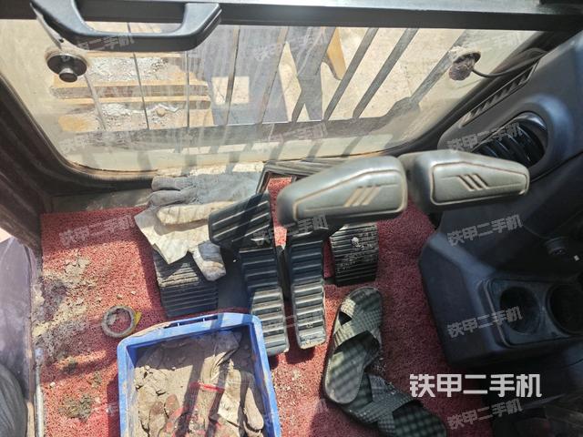 行走控制手柄和踏板 俯拍(驾驶室部分) 行走控制手柄和踏板 俯拍(驾驶室部分)