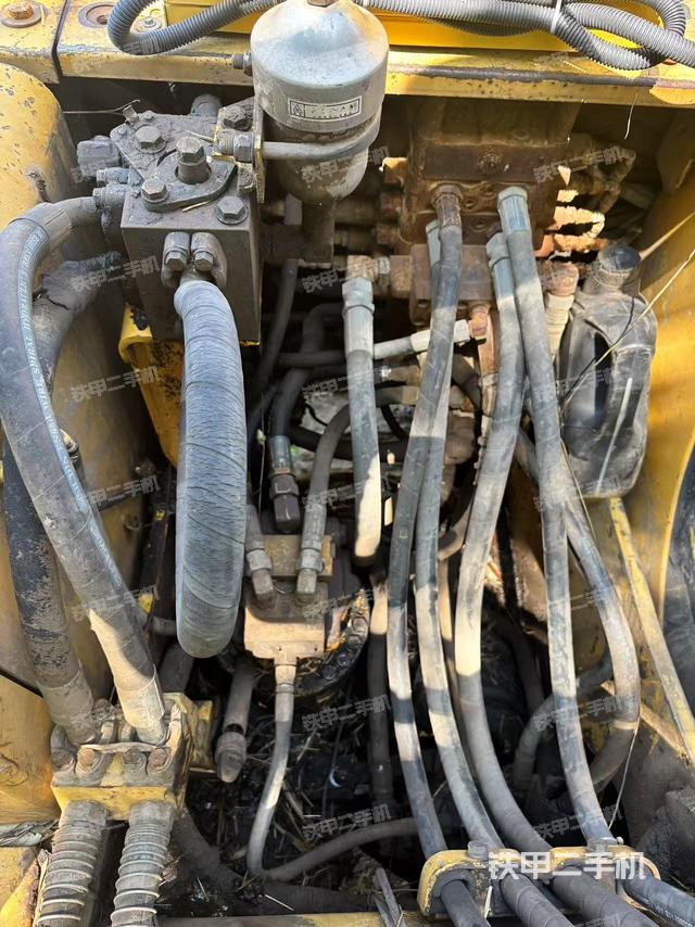 回转马达和主控阀(整机外观) 回转马达和主控阀(整机外观)