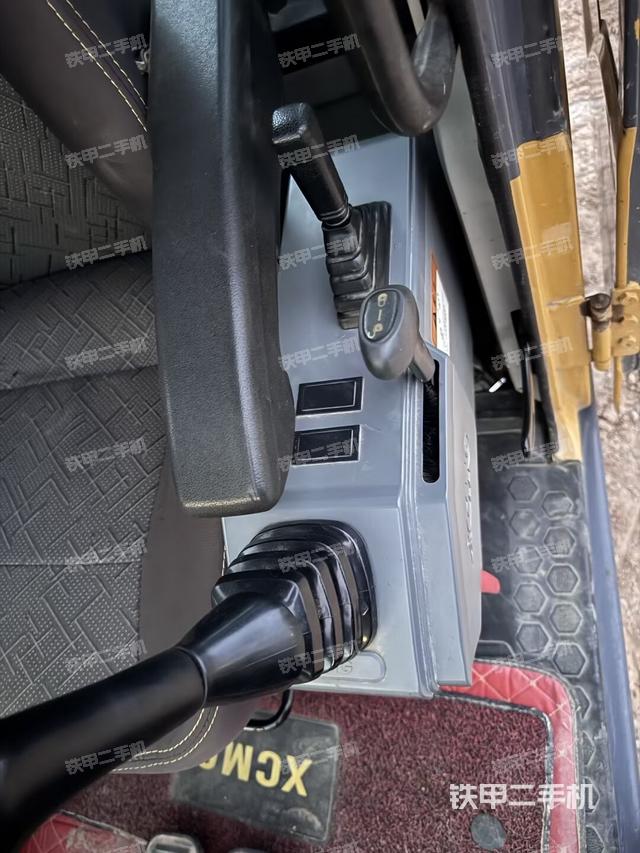 座椅右侧控制台/钥匙门/油门/含右手柄(驾驶室部分) 座椅右侧控制台/钥匙门/油门/含右手柄(驾驶室部分)
