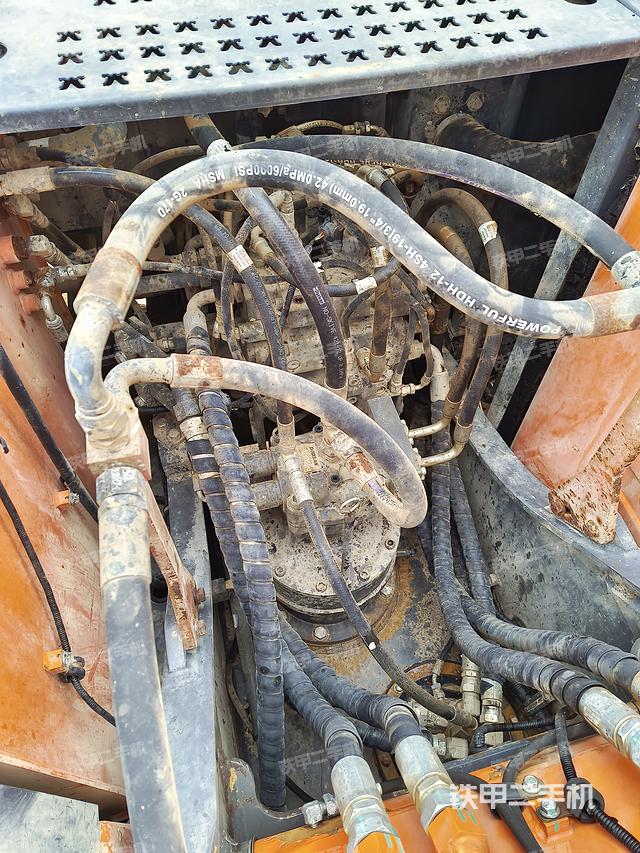 回转马达和主控阀（整机外观）