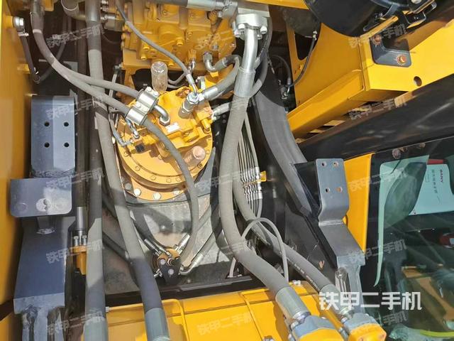 回转马达和主控阀(整机外观) 回转马达和主控阀(整机外观)