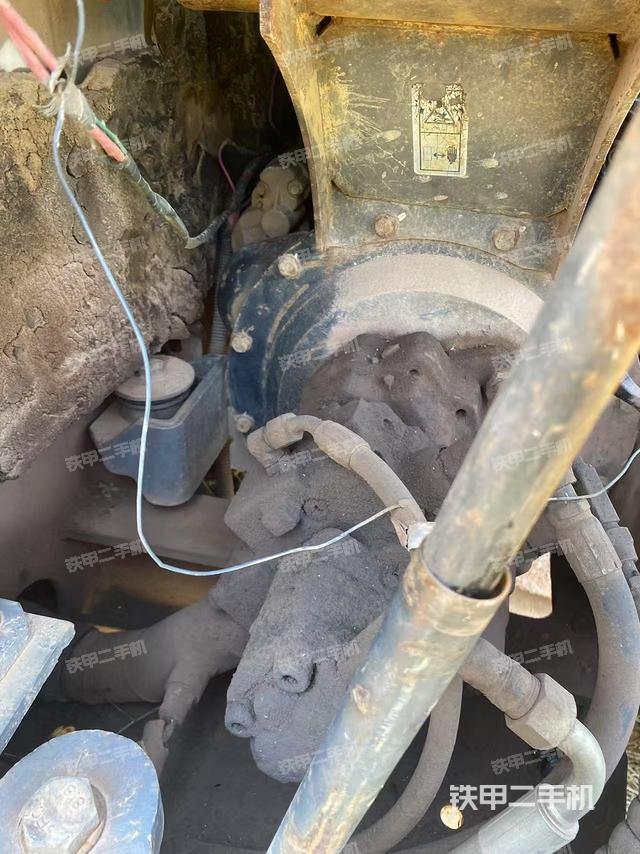 液压泵舱室正面整体(整机外观) 液压泵舱室正面整体(整机外观)