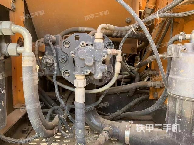 液压泵舱室正面整体(整机外观) 液压泵舱室正面整体(整机外观)