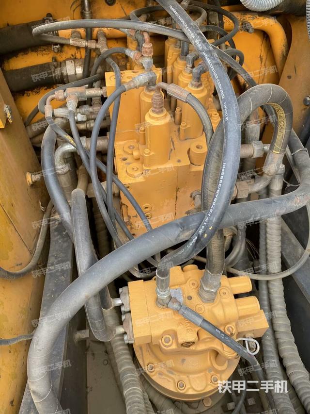 回转马达和主控阀(整机外观) 回转马达和主控阀(整机外观)