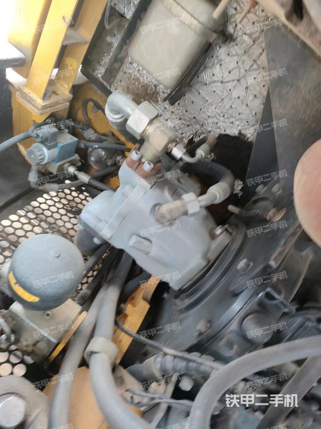 液压泵舱室正面整体(整机外观) 液压泵舱室正面整体(整机外观)