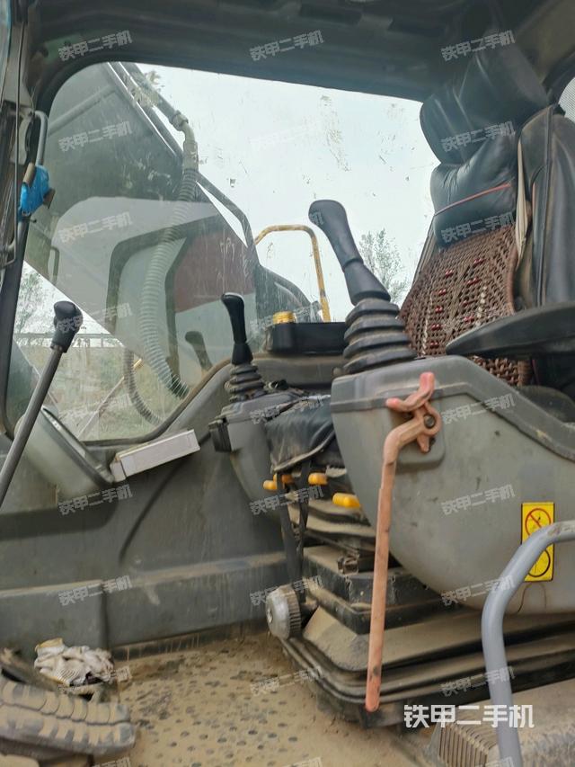 驾驶室顶部（整机外观）