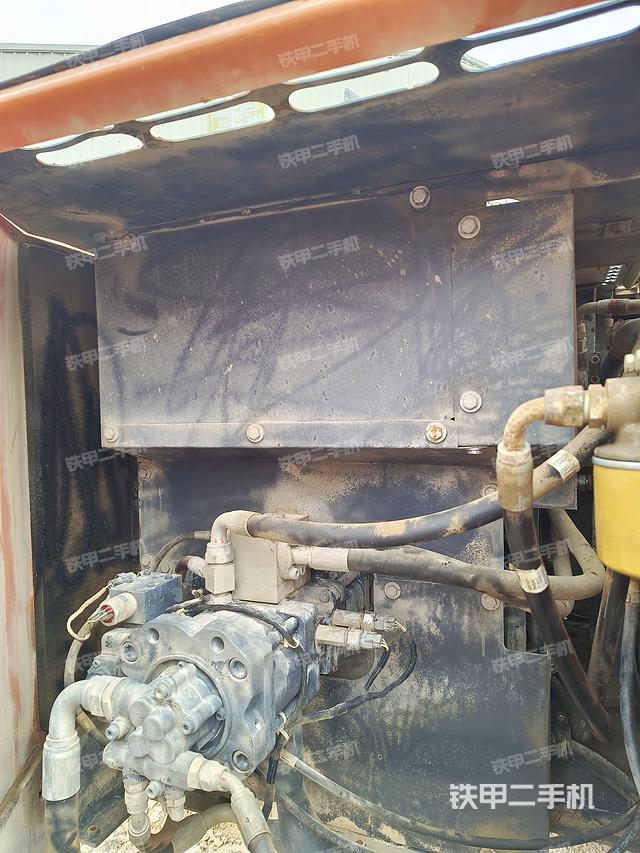 液压泵舱室正面整体（整机外观）