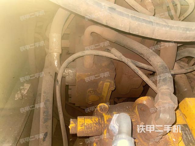 回转马达和主控阀(整机外观) 回转马达和主控阀(整机外观)