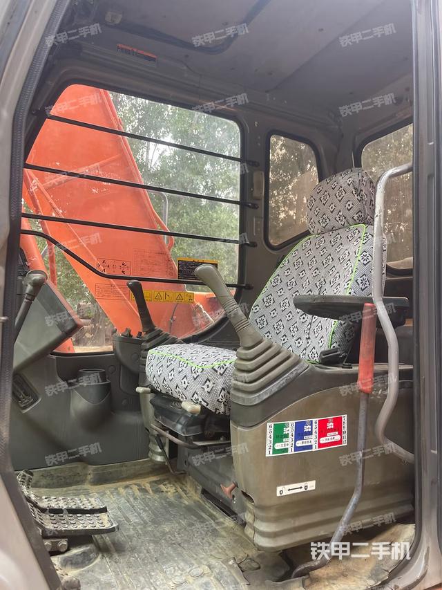 驾驶室整体(整机外观) 驾驶室整体(整机外观)