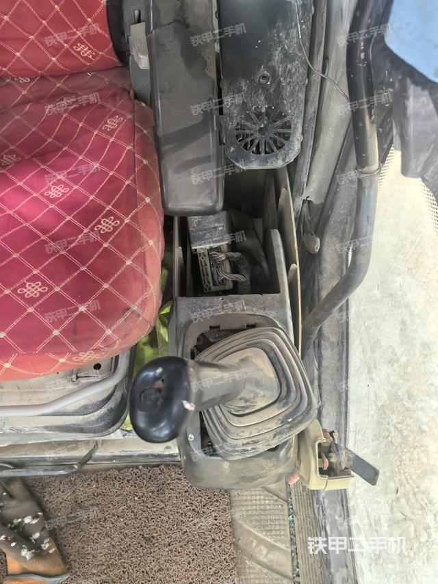 座椅右侧控制台/钥匙门/油门/含右手柄(驾驶室部分) 座椅右侧控制台/钥匙门/油门/含右手柄(驾驶室部分)