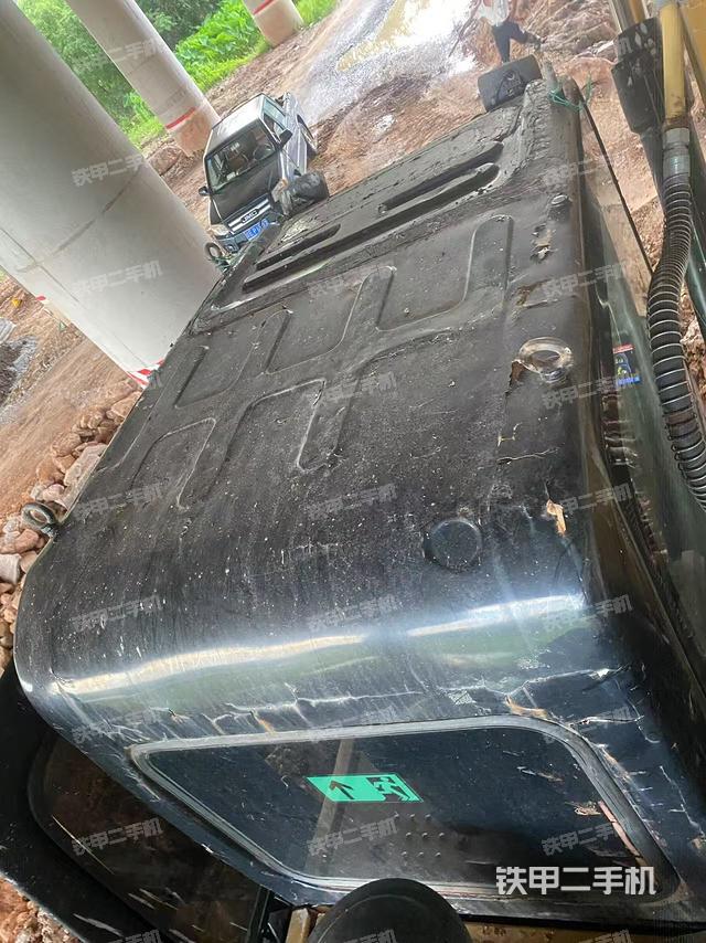 驾驶室顶部(整机外观) 驾驶室顶部(整机外观)