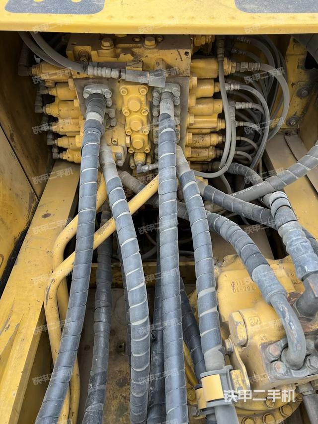 回转马达和主控阀（整机外观）