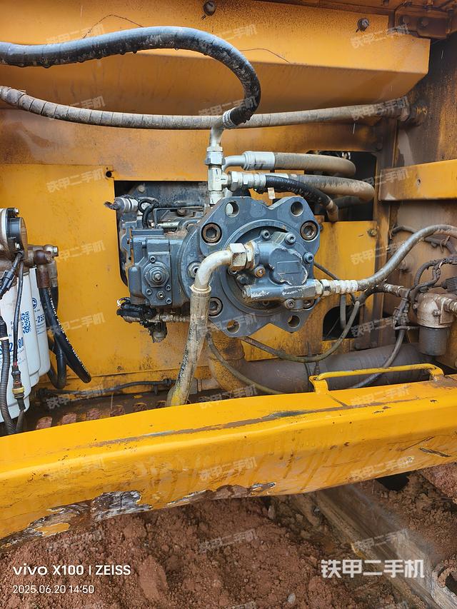 液压泵舱室正面整体(整机外观) 液压泵舱室正面整体(整机外观)