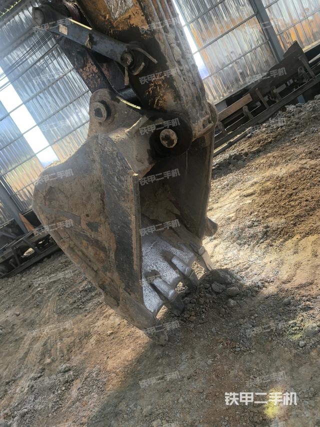 铲斗右后整体(工作和回转装置) 铲斗右后整体(工作和回转装置)