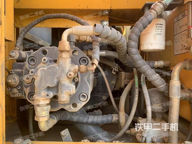 液压泵舱室正面整体(整机外观) 液压泵舱室正面整体(整机外观)
