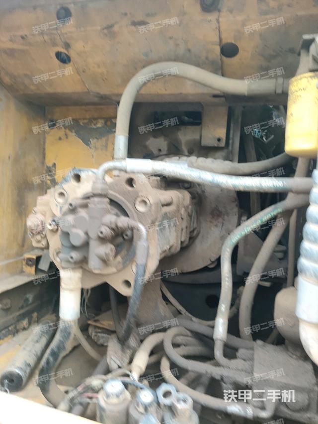 液压泵舱室正面整体（整机外观）