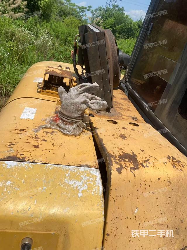 回转马达和主控阀(整机外观) 回转马达和主控阀(整机外观)