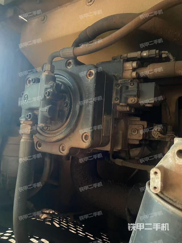 液压泵舱室正面整体(整机外观) 液压泵舱室正面整体(整机外观)