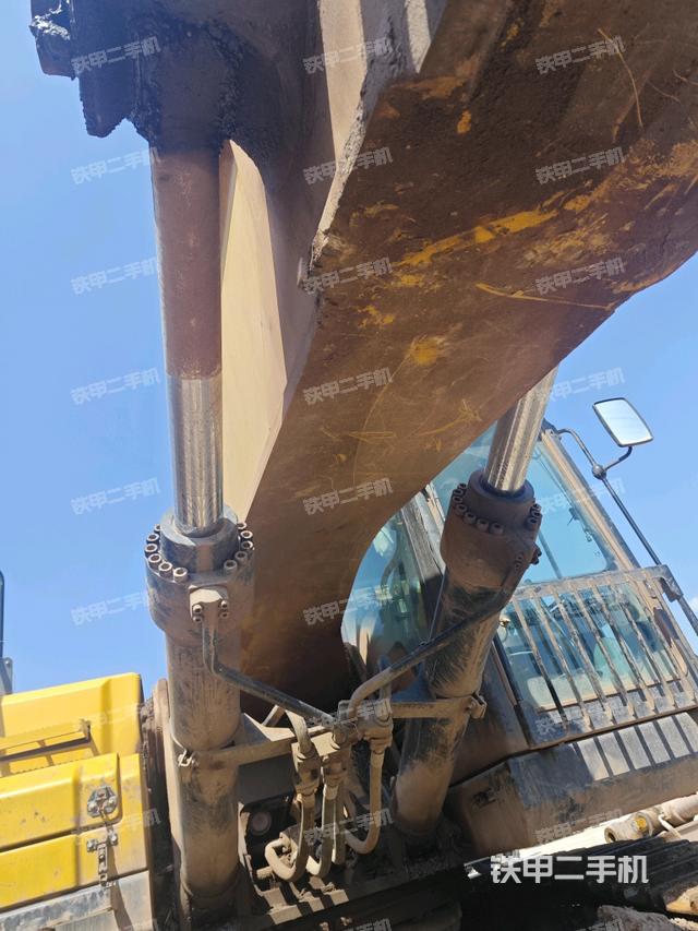 大臂油缸整体 竖拍(工作和回转装置) 大臂油缸整体 竖拍(工作和回转装置)
