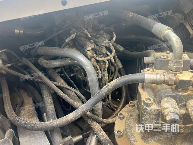 回转马达和主控阀(整机外观) 回转马达和主控阀(整机外观)