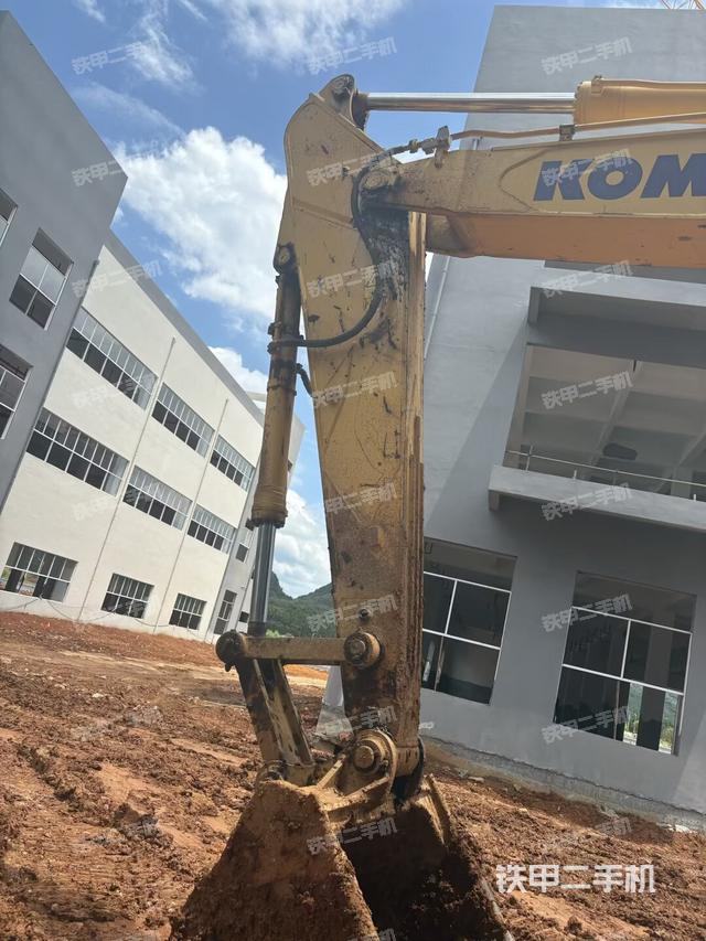 大臂油缸整体 竖拍(工作和回转装置) 大臂油缸整体 竖拍(工作和回转装置)