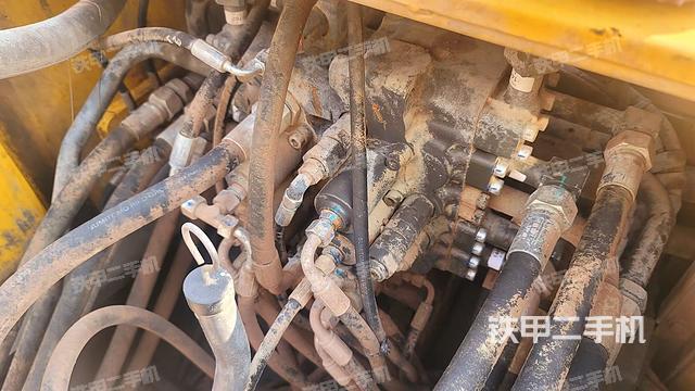 回转马达和主控阀（整机外观）