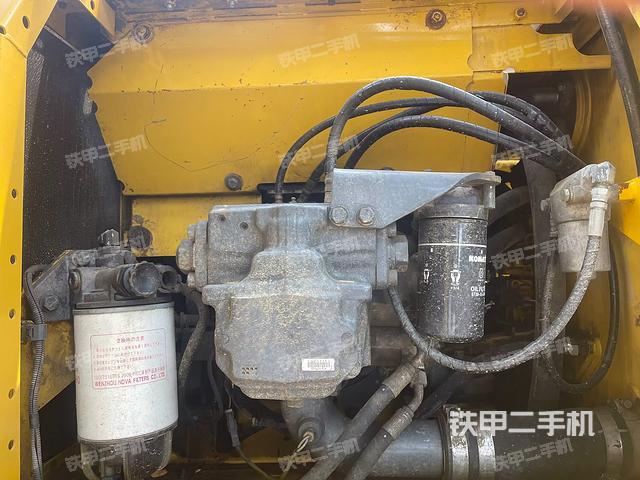 液压泵舱室正面整体(整机外观) 液压泵舱室正面整体(整机外观)